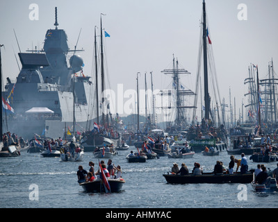 Fregatte HMS De Ruyter von der königlichen niederländischen Marine bei der Sail Amsterdam 2005 groß Schiff Veranstaltung der Niederlande Stockfoto