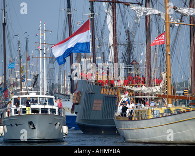 Verschiedene Boote während der Sail Amsterdam 2005 mit großen niederländischen Flagge auf einem historischen Segelschiff sichtbar die Niederlande Stockfoto