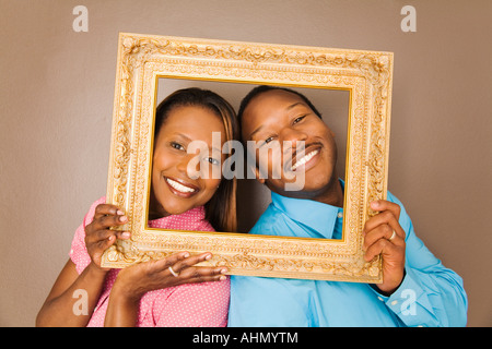 African paar Bilderrahmen durchsehen Stockfoto