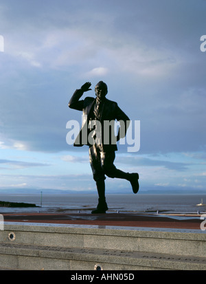 Statue von Komiker Eric Morecambe auf der Strandpromenade, Morecambe, Lancashire, England, UK. Stockfoto