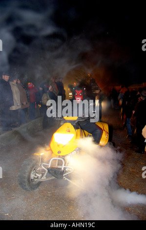 Perchtenlauf Krambambuli in Pitten / Krampus mit Quad Stockfoto