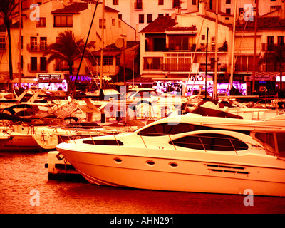 Bunte verrückten psychedelischen Bilder von Puerto Banus, Costa Del Sol, Spanien Stockfoto