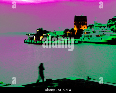 Bunte verrückten psychedelischen Bilder von der maurischen Aussichtsturm, Puerto Banus Costa Del Sol, Spanien, Torre, am späten Abend Stockfoto