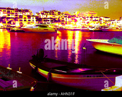 Bunte verrückten psychedelischen Bilder von Sonnenuntergang über Puerto Banus, Costa Del Sol, Spanien Stockfoto