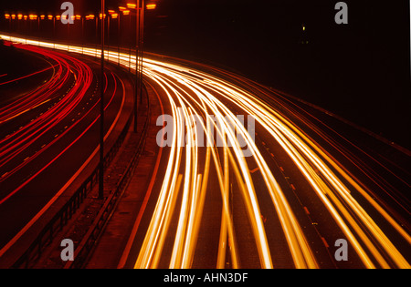 Die Lichter der Verkehr auf der Autobahn M1 in der Nacht in der Nähe von Watford Gap in Northamptonshire, England Stockfoto