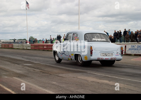 Stark modifizierte Ford Anglia Popular verlassen Startline beim Drag-Rennen Stockfoto