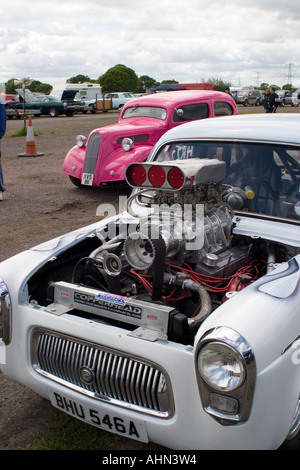Kompressor Ford Anglia Popular ziehen Auto mit V8-Kompressor-Motor ragte aus Motorhaube Stockfoto
