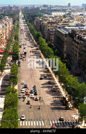 Blick auf die Pariser Stadt auf die Avenue des Champs Elysees. Von Bäumen gesäumter Pariser Boulevard mit Gebäuden, Autos und Menschen. Frankreich, Europa Stockfoto