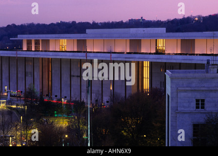 USA-Washington DC John F Kennedy Center for the Performing Arts in der Abenddämmerung Architekt Edward Durell Stone Stockfoto