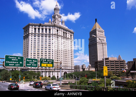 Das David N Dinkins Municipal Building New York City, Lower Manhattan weist auf die Ausfahrt von der Brooklyn Bridge. Eine erhöhte Ansicht von Police Plaza. USA Stockfoto