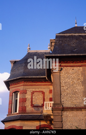 Frankreich Normandie, Cabourg, Calvados, Cote Fleurie, Basse Normandie Architektur. Französisches Mansardendach aus dem frühen 20.. Jahrhundert. Ziegelwand des Gebäudes. Stockfoto