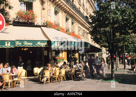 Paris Left Bank Cafe Les Deux Magots am Boulevard St Germain französischer Lebensstil. Essen im Freien in einem berühmten Restaurant in Frankreich, Europa. Stockfoto