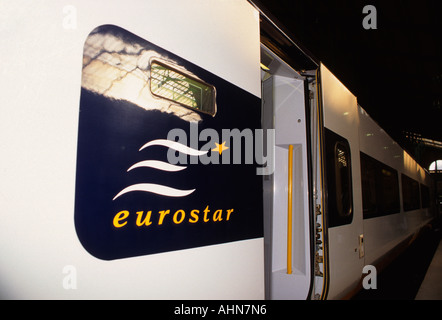 Eurostar-Zug am Gare du Nord wartet auf Passagiere für die Zugfahrt nach London. Paris, Europa Stockfoto