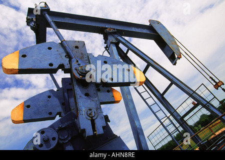 Ölpumpenbohrung. Pumpwagenheber, nickender Esel oder Heuschrecken auf dem Ölfeld in Texas, USA. Industrielles hydraulisches Fracking. Ölindustrie. Stockfoto