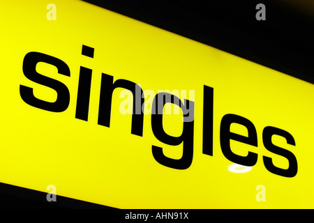 Einzel-Zeichen im HMV Music Store in der Londoner Oxford Street Stockfoto