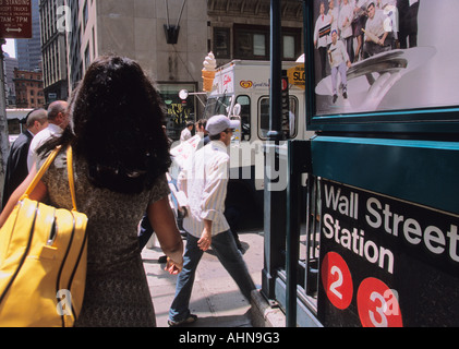 Wall Street U-Bahnstation New York Lower Manhattan, Finanzviertel, Straßenebene. Fußgänger auf ihrer Mittagspause. New Yorker Straßenszene. Stockfoto