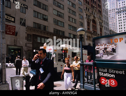 New Yorker Lower Manhattan Financial District Wall Street U-Bahn Station Street Level Fußgänger USA Stockfoto