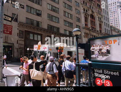 Außenansicht der U-Bahn-Station Wall Street, New York, New York City, Lower Manhattan, Finanzviertel. Menschen auf der Straße zur Hauptverkehrszeit. Stockfoto