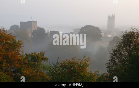 Blick über malerische Marktstadt von Shropshire, Ludlow, Schloss und Kirche St Lawrence im Herbst Nebel am frühen Morgen Stockfoto