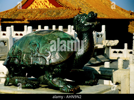 Imperial Palace Museum (Verbotene Stadt) Bronze Drachen Schildkröte auf der oberen Terrasse der Halle der höchsten Harmonie Stockfoto