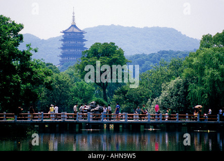 Hangzhou Westsee Brücke über Lotusteich auf Insel von kleinen See Stockfoto