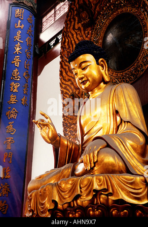 Hangzhou golden Sakyamuni Buddha im großen Saal des Lingyin Tempel Stockfoto