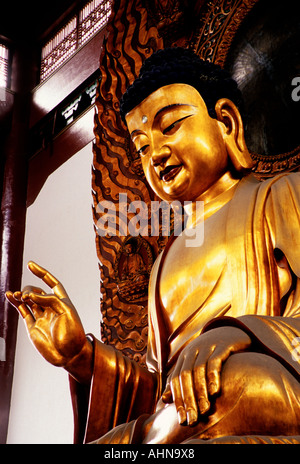 Hangzhou Lingyin Tempel golden Buddha in der Aula Stockfoto