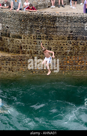 Teenager Buhne ins Meer springen. Brighton, England Stockfoto