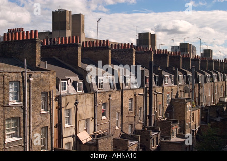 Rückseiten der terrassenförmig angelegten Gehäuse mit Brunswick-Center im Hintergrund. Marchmont Street, Bloomsbury, London Stockfoto