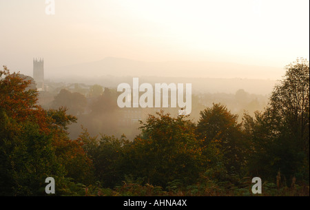 Blick von Whitcliffe häufig, in den frühen Herbst Morgennebel mit Clee Hill im Hintergrund die Stadt Ludlow Stockfoto