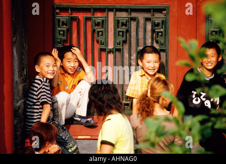 Shenyang Imperial Palace, Kinder spielen in der Ecke des Hofes Stockfoto