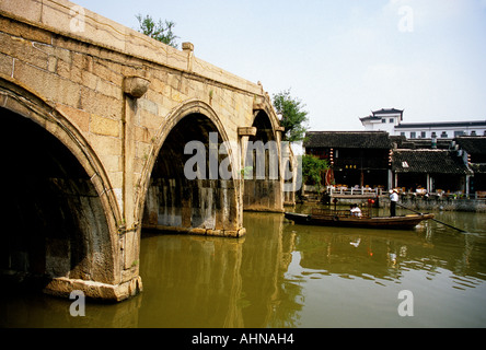 Zhujiajiao, Shanghai Wasser Vorstadt mit Fang-Sheng-Brücke über den Cao Gang Stockfoto