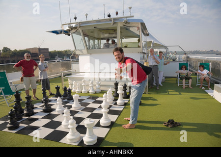 Passagiere auf einer Donau Kreuzfahrt Schachspielen auf dem Deck der "MS Amadeus Royal" Stockfoto