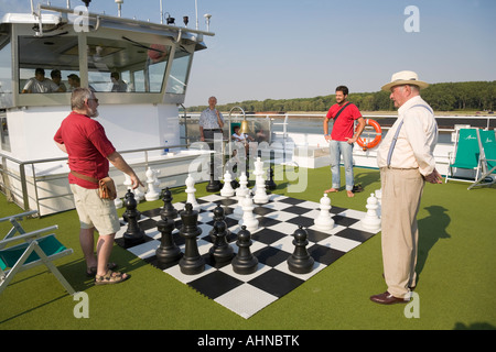 Passagiere auf einer Donau Kreuzfahrt Schachspielen auf dem Deck der "MS Amadeus Royal" Stockfoto