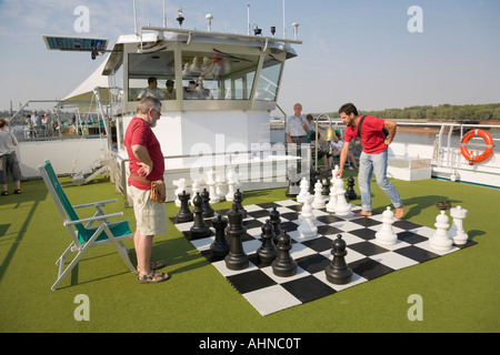 Passagiere auf einer Donau Kreuzfahrt Schachspielen auf dem Deck der "MS Amadeus Royal" Stockfoto