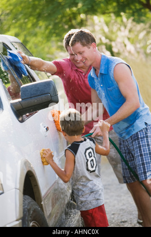 Gay paar Autowaschen mit ihrem Sohn Stockfoto