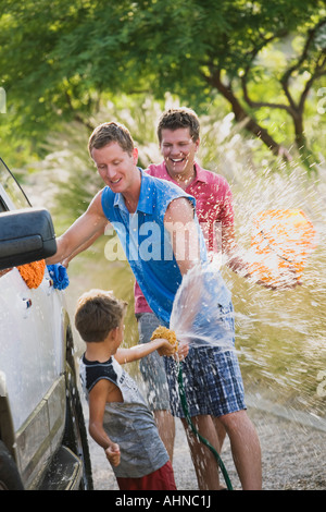 Gay paar Autowaschen mit ihrem Sohn Stockfoto