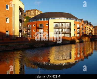 Nottingham Castle eingebettet zwischen modernen Stadt lebenden Mehrfamilienhäuser direkt am Kanal Wasser, Nottingham City Stockfoto