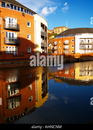 Nottingham Castle eingebettet zwischen modernen Stadt lebenden Mehrfamilienhäuser direkt am Kanal Wasser, Nottingham City Stockfoto