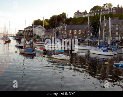 Boote im Hafen von Porthmadog, Gwynedd, Nordwesten Wales, UK Stockfoto