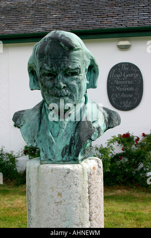 Wales Gwynedd Llanystumdwy Büste des ehemaligen Premierministers außerhalb Lloyd George Museum Stockfoto