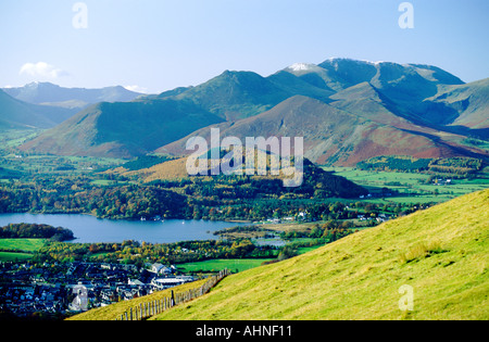 Seenplatte Fjälls in der Nähe von Keswick. SW über Nordende des Derwentwater aus Latrigg unter Skiddaw in Richtung Causey Hecht und Crag Hill. Stockfoto