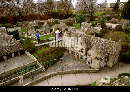 UK Gloucestershire Bourton auf die Wasser-Kinder besuchen das Modelldorf Stockfoto