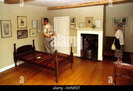 UK Hampshire Jane Austen Country Chawton Jane Austens Haus Besucher im Schlafzimmer Stockfoto