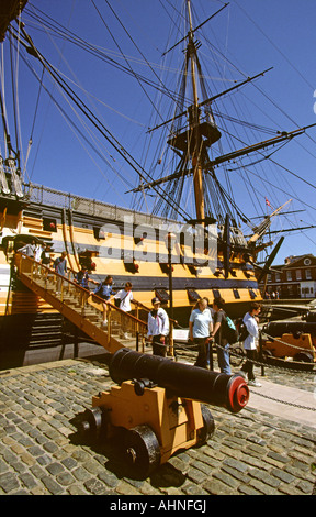 UK Hampshire Portsmouth HMS Sieg Nelsons Flaggschiff Schlacht von Trafalgar Besucher aussteigen Stockfoto