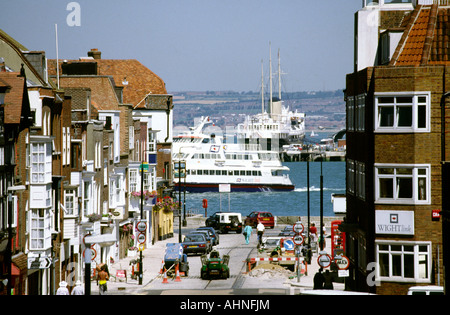 UK Hampshire Portsmouth Isle Of Wight Fähre und Broad Street mit Royal Yacht Britannia der 1990er Jahre Stockfoto