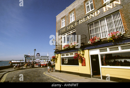 UK Hampshire Portsmouth Spice Island Inn und der Fähre zur Isle Of Wight Stockfoto