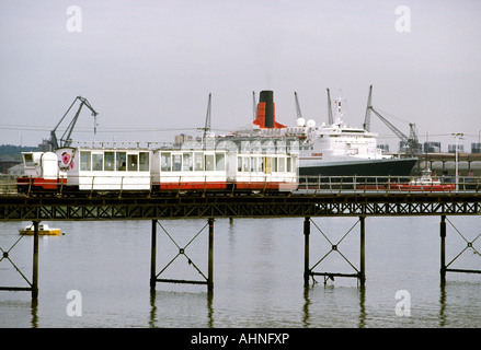 UK Hampshire Hythe Pier elektrische Eisenbahn Cunard cruise Liner Queen Elizabeth das zweite QE2 Stockfoto