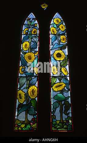 UK Hampshire Brockenhurst Sonnenblumen Fenster in der St.-Nikolaus-Kirche Stockfoto