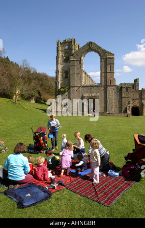 UK Yorkshire Ripon Fountains Abbey Kinder Picknick Stockfoto